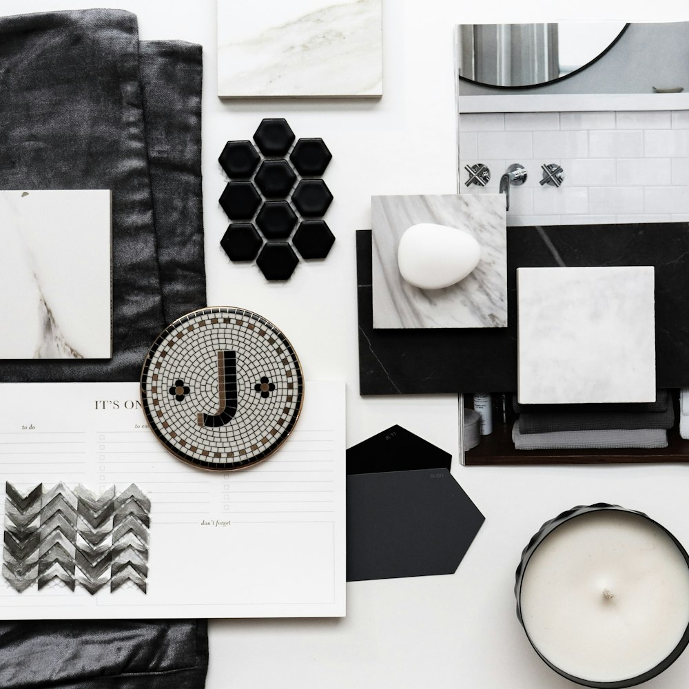 Mørkt moodboard med logo, typografi og materialeprøver til et brandkoncept