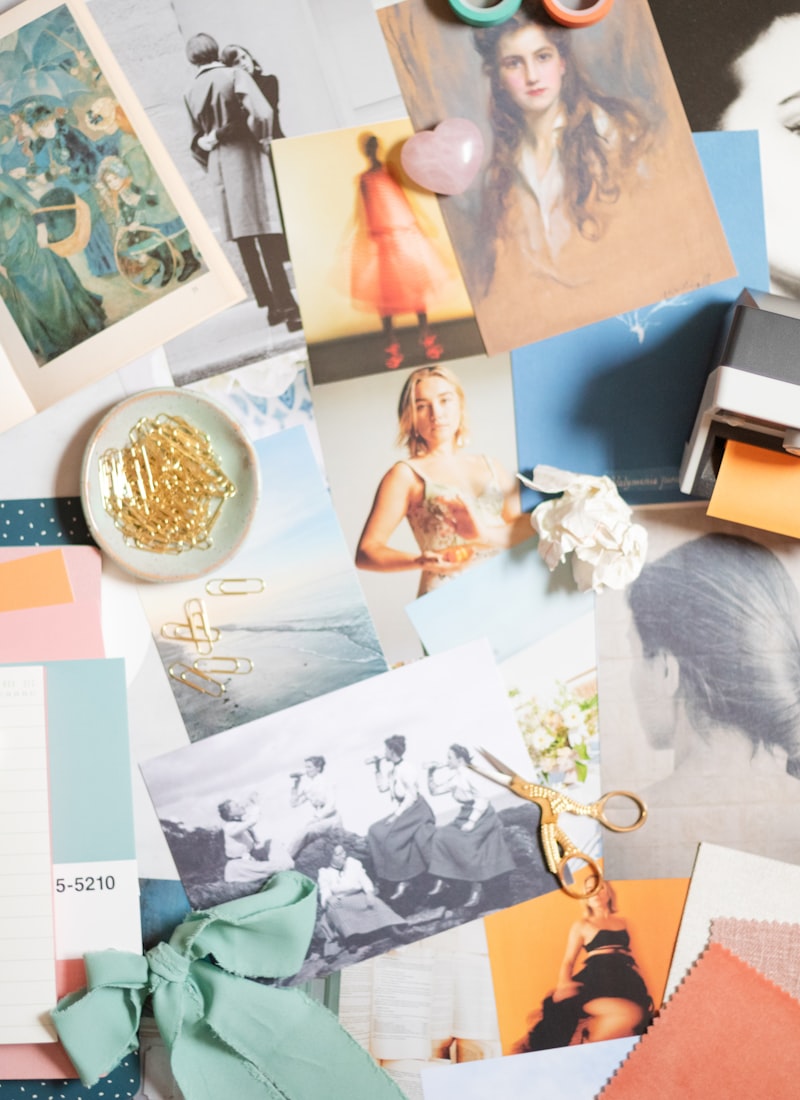 Moodboard med billeder, farveprøver og materialer lagt ud på et bord