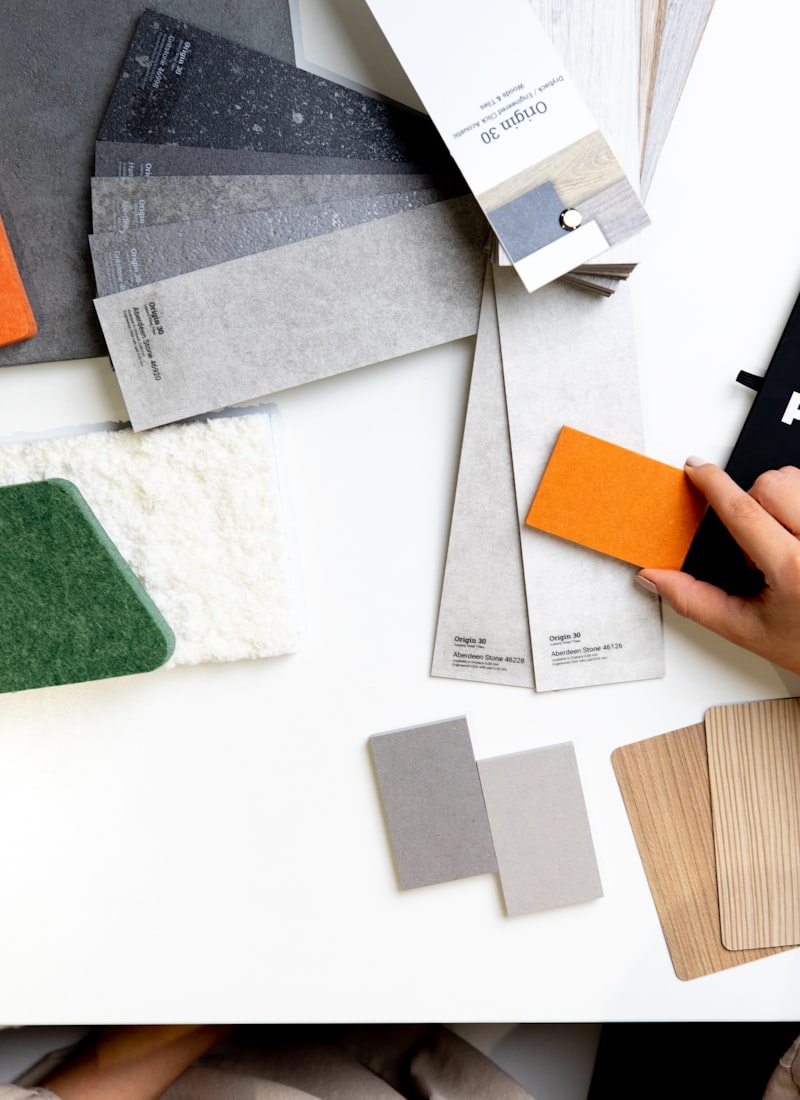 Materialeprøver og en sort notesbog med teksten om at starte et projekt